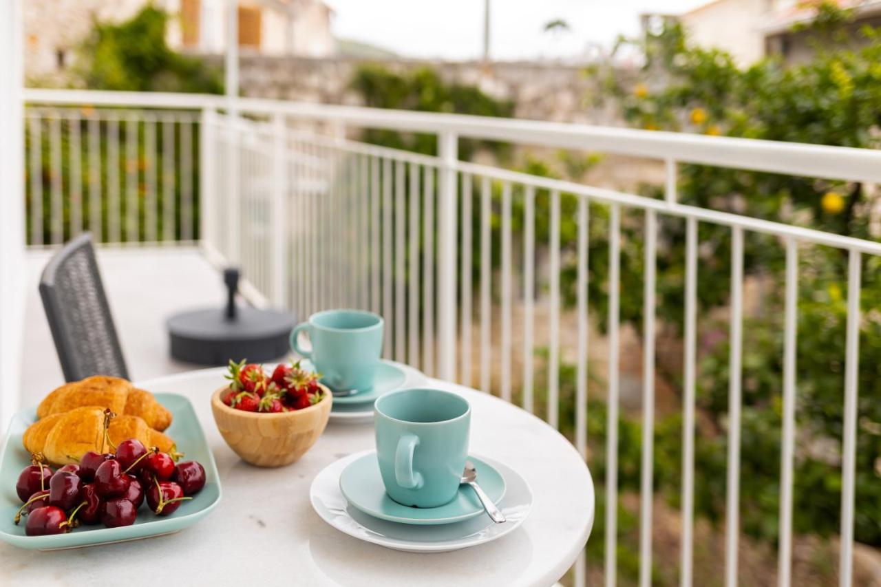 Jesliving Hvar - 2 Bedroom Elegant Apartment With Sea View In Historic Center Of ฮวาร์ ภายนอก รูปภาพ