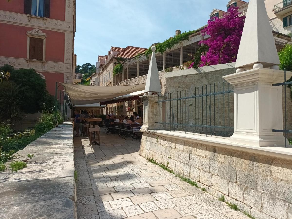 Jesliving Hvar - 2 Bedroom Elegant Apartment With Sea View In Historic Center Of ฮวาร์ ภายนอก รูปภาพ