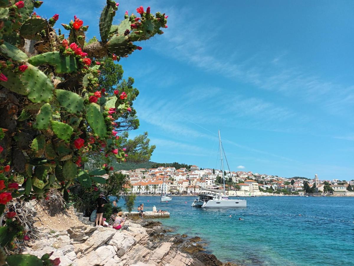 Jesliving Hvar - 2 Bedroom Elegant Apartment With Sea View In Historic Center Of ฮวาร์ ภายนอก รูปภาพ
