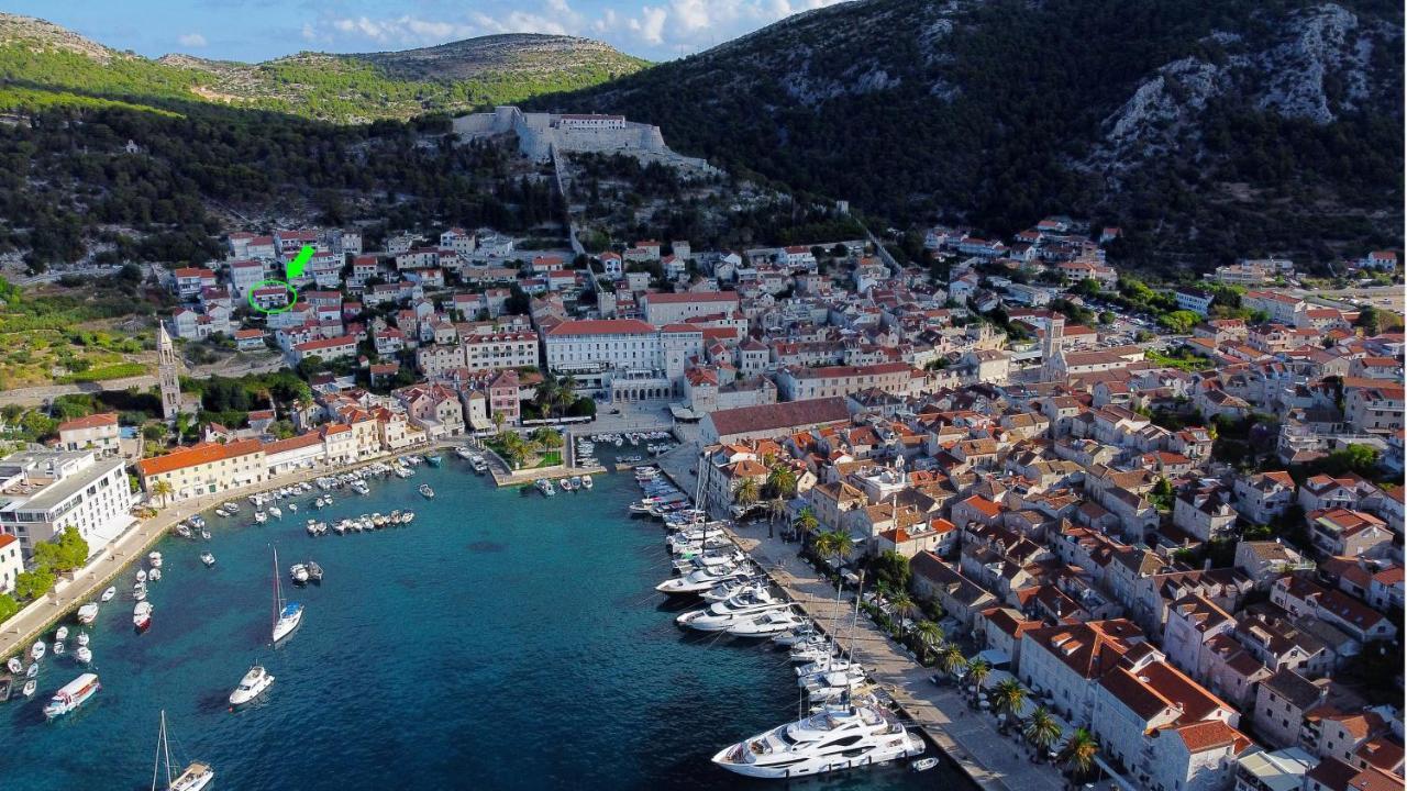 Jesliving Hvar - 2 Bedroom Elegant Apartment With Sea View In Historic Center Of ฮวาร์ ภายนอก รูปภาพ