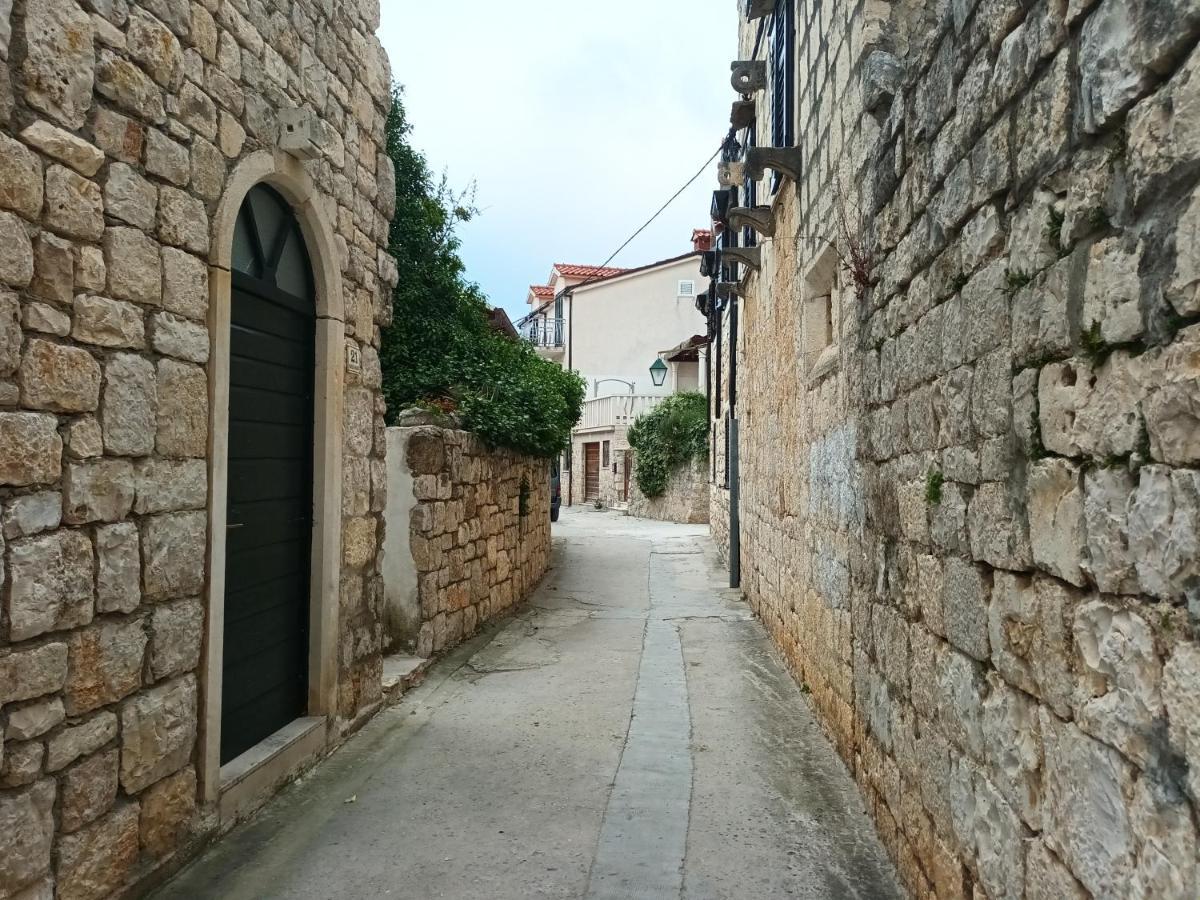 Jesliving Hvar - 2 Bedroom Elegant Apartment With Sea View In Historic Center Of ฮวาร์ ภายนอก รูปภาพ