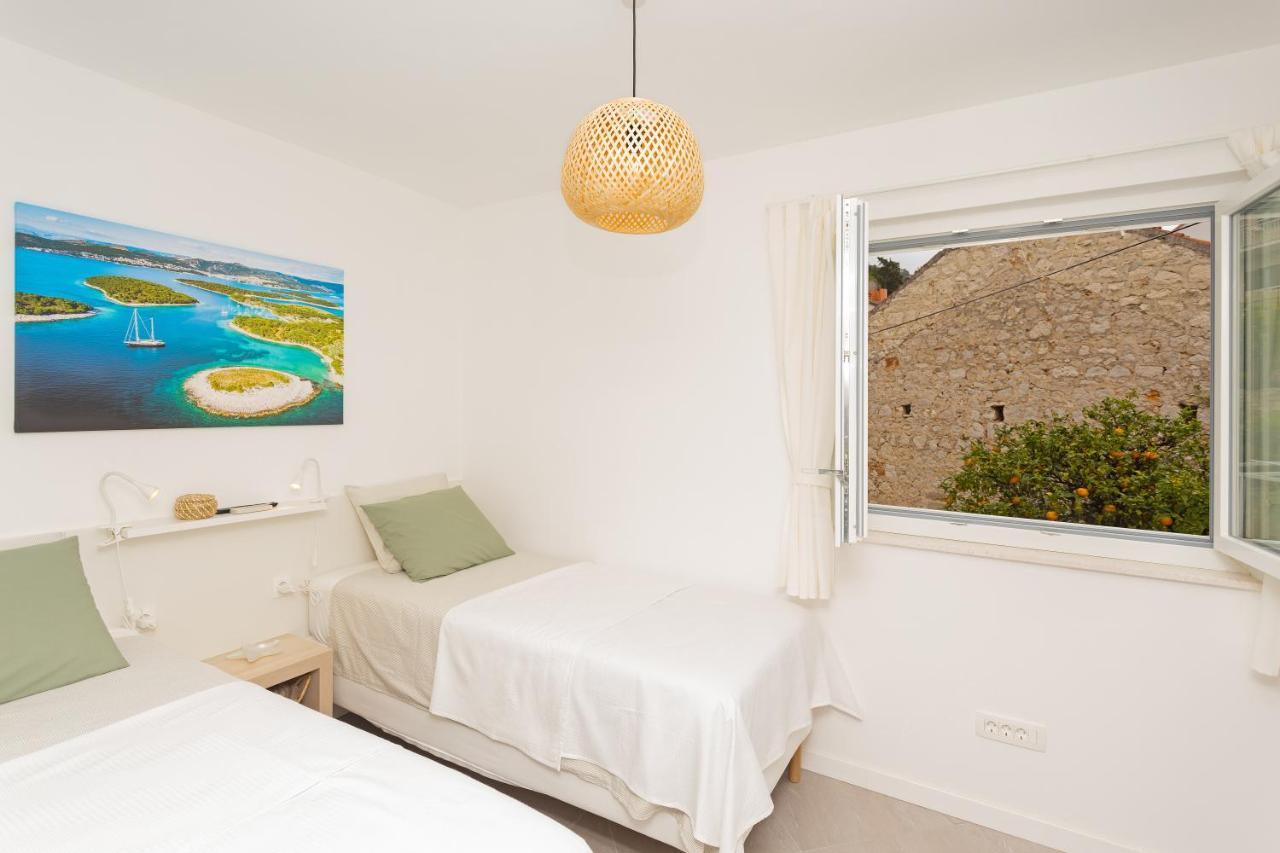 Jesliving Hvar - 2 Bedroom Elegant Apartment With Sea View In Historic Center Of ฮวาร์ ภายนอก รูปภาพ