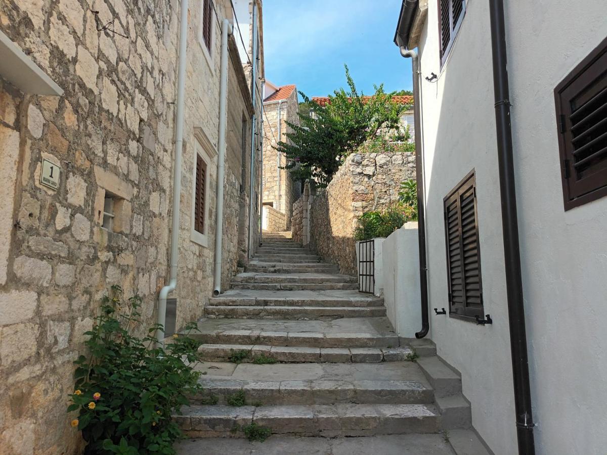 Jesliving Hvar - 2 Bedroom Elegant Apartment With Sea View In Historic Center Of ฮวาร์ ภายนอก รูปภาพ