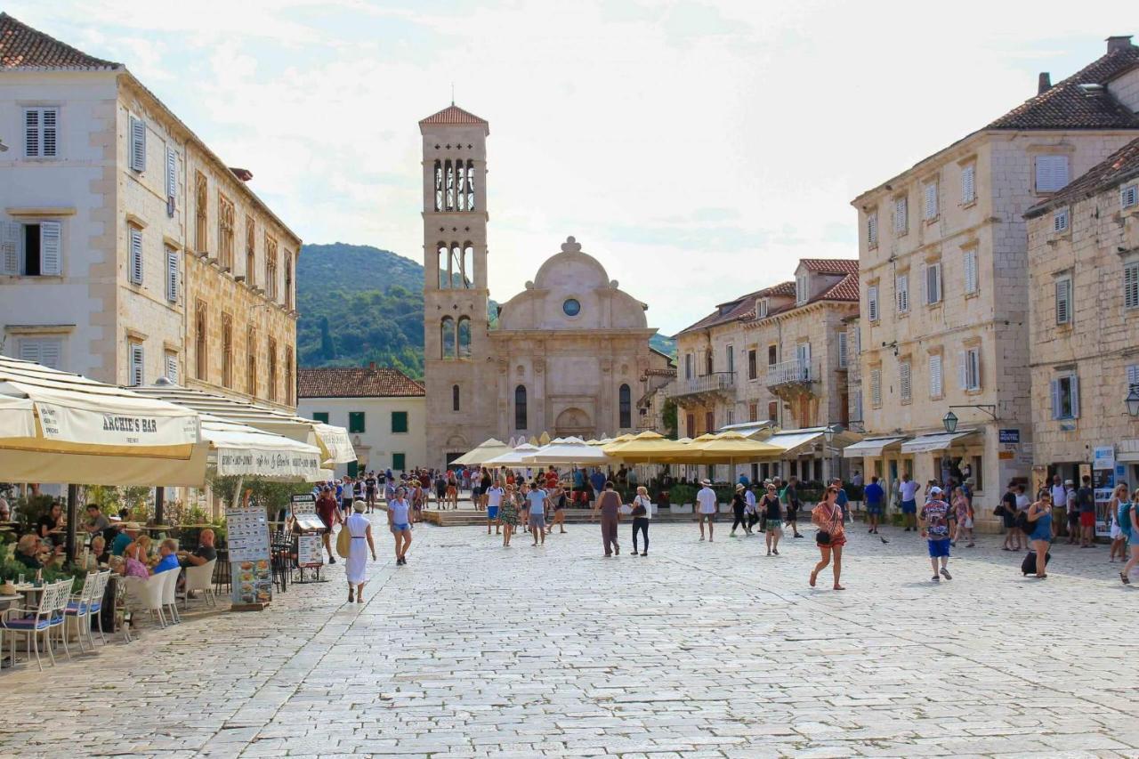 Jesliving Hvar - 2 Bedroom Elegant Apartment With Sea View In Historic Center Of ฮวาร์ ภายนอก รูปภาพ