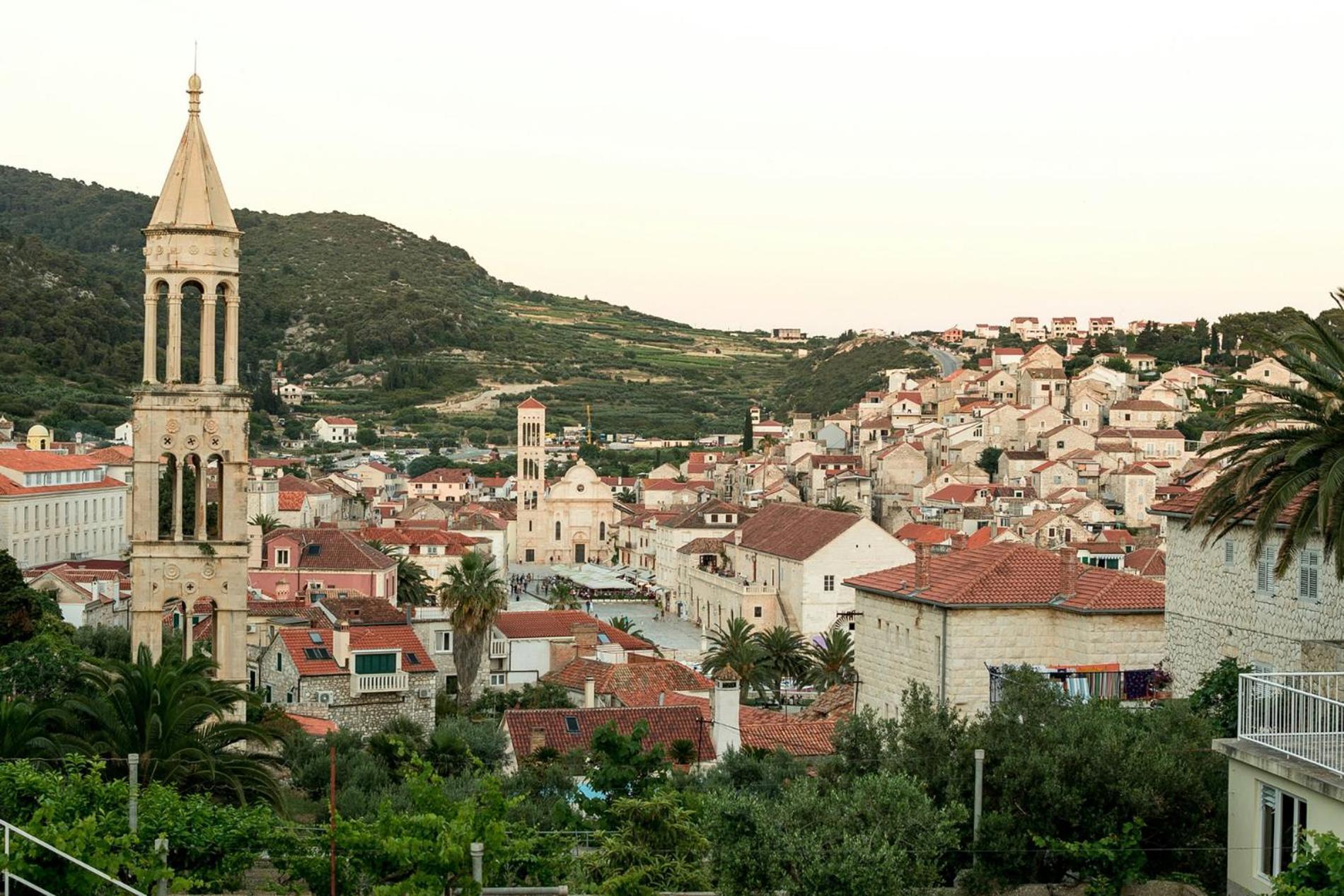 Jesliving Hvar - 2 Bedroom Elegant Apartment With Sea View In Historic Center Of ฮวาร์ ภายนอก รูปภาพ
