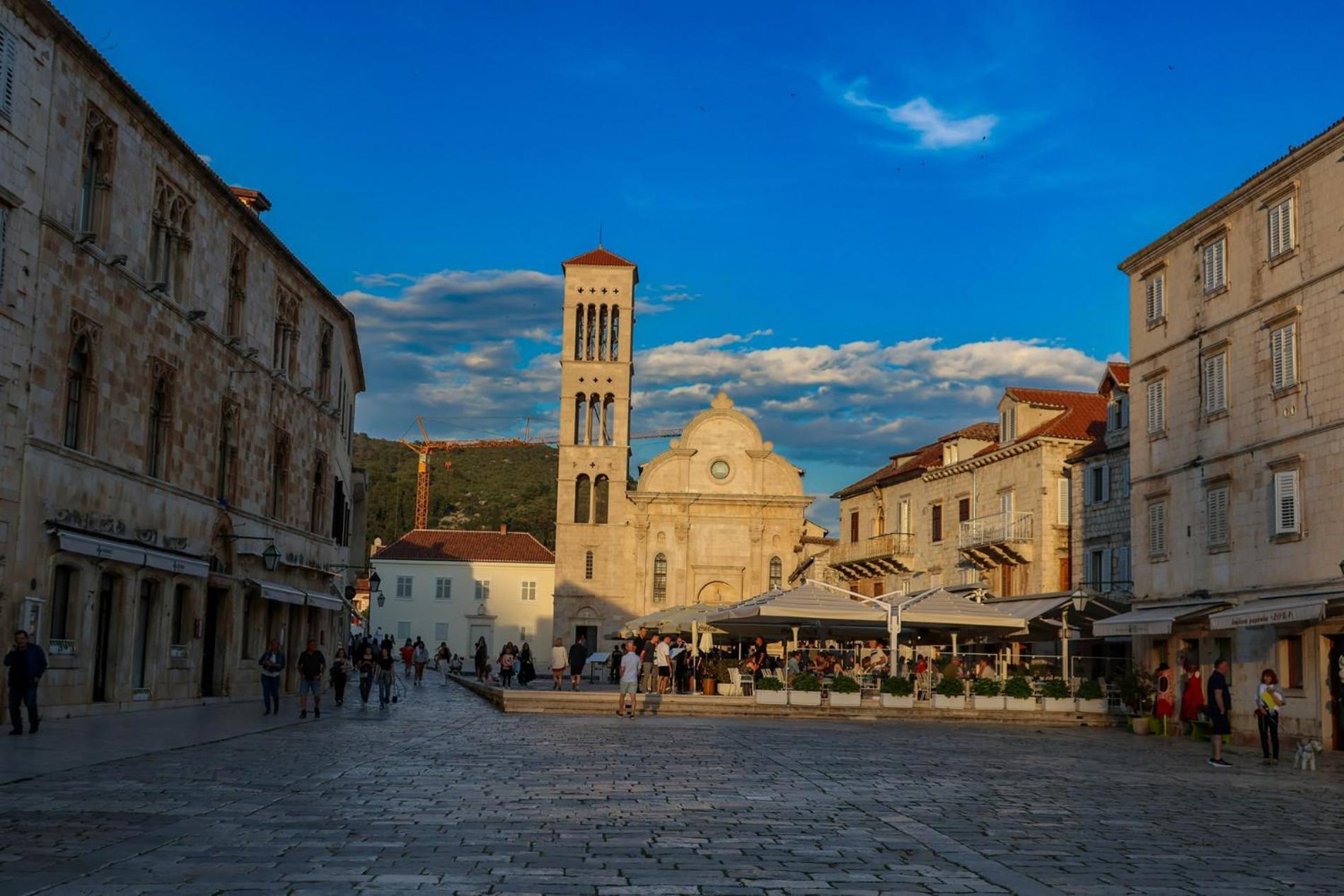 Jesliving Hvar - 2 Bedroom Elegant Apartment With Sea View In Historic Center Of ฮวาร์ ภายนอก รูปภาพ